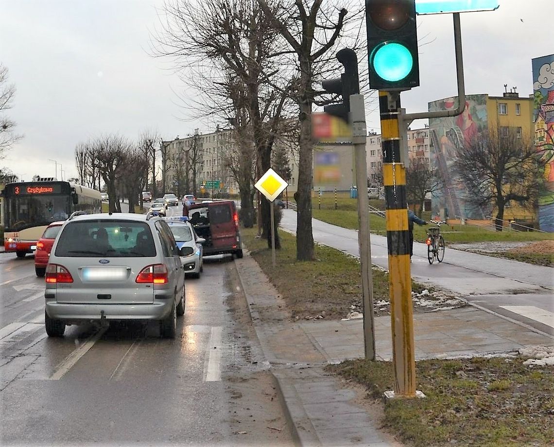 Potrącenie pieszej na ulicy Wojska Polskiego w Tczewie. Policjanci apelują o ostrożność!