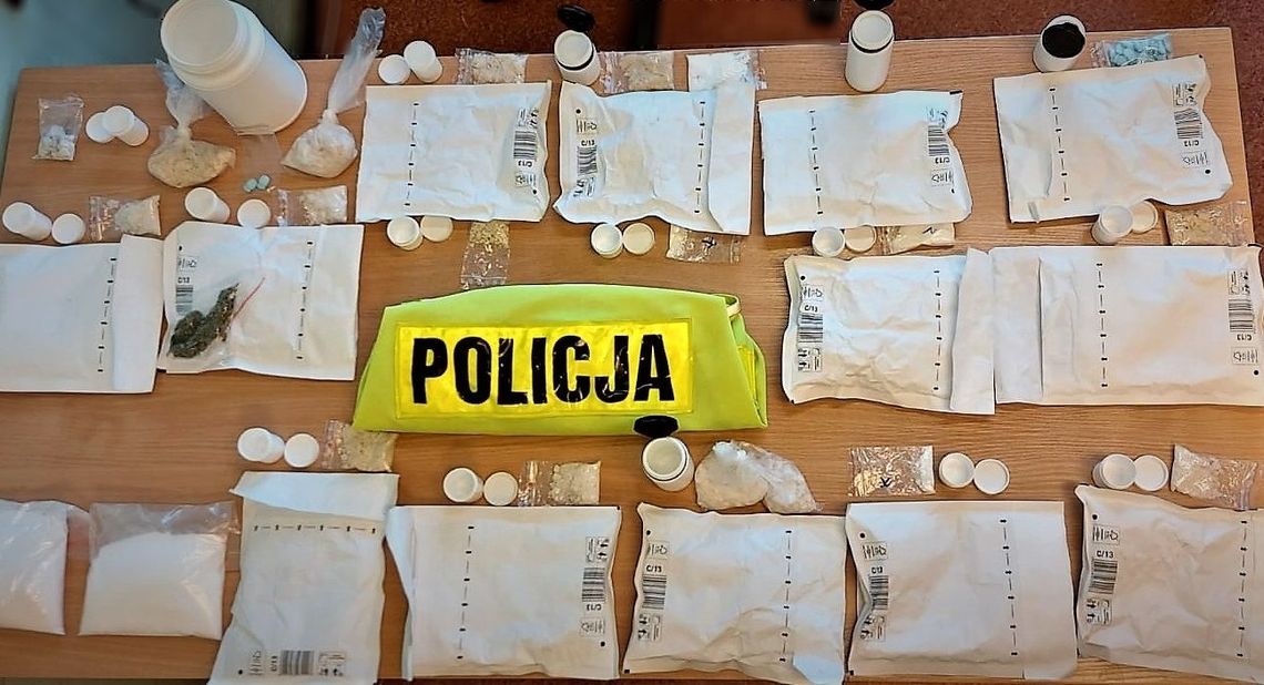 Powiat tczewski: Policjanci i funkcjonariusze KAS znaleźli narkotyki ukryte w przesyłkach