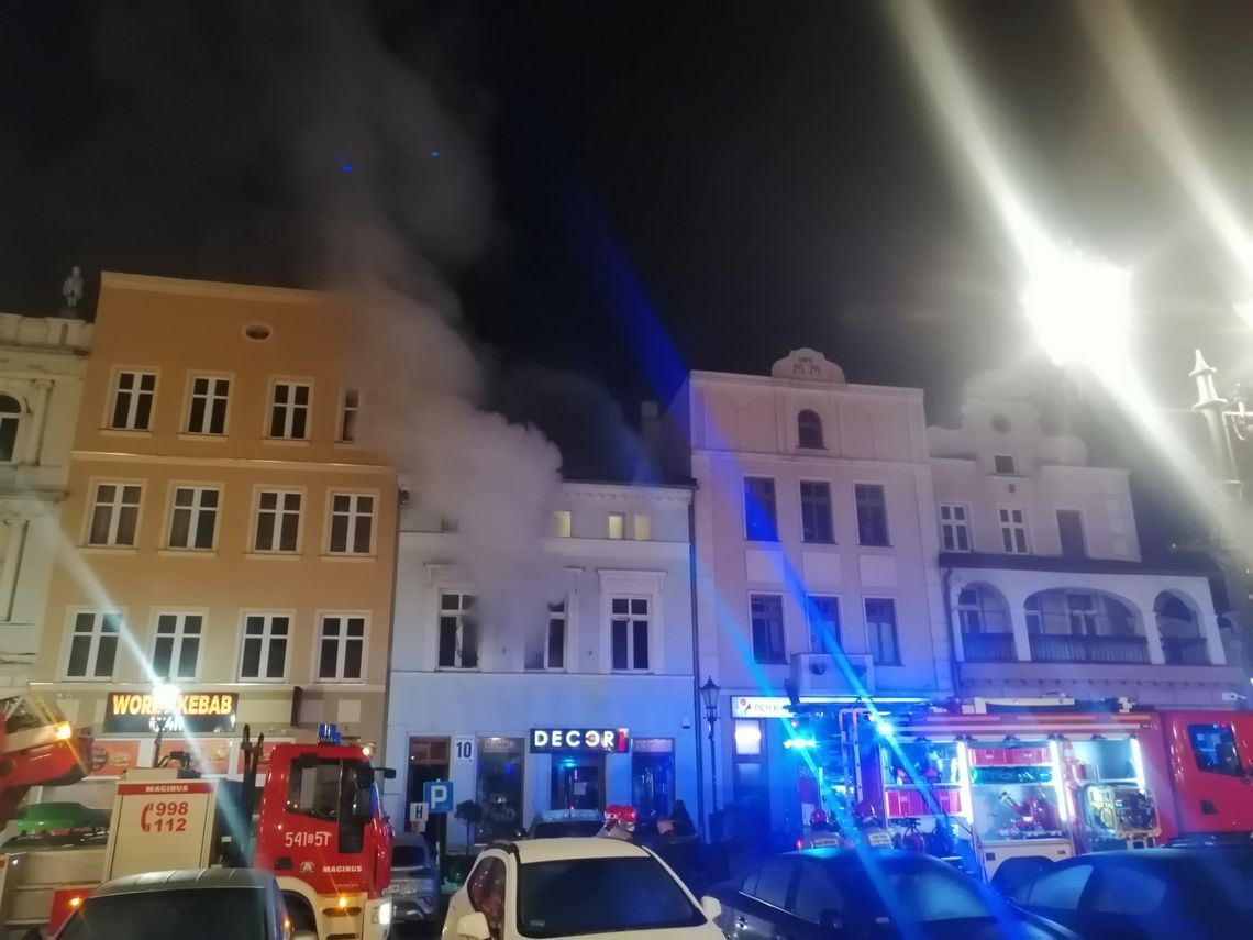 Pożar na placu Hallera. Kilka osób uwięzionych w mieszkaniach