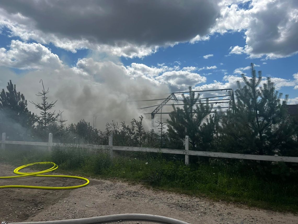 Pożar stodoły w Stanisławiu gaszony przez 11 zastępów Straży Pożarnej w Tczewie