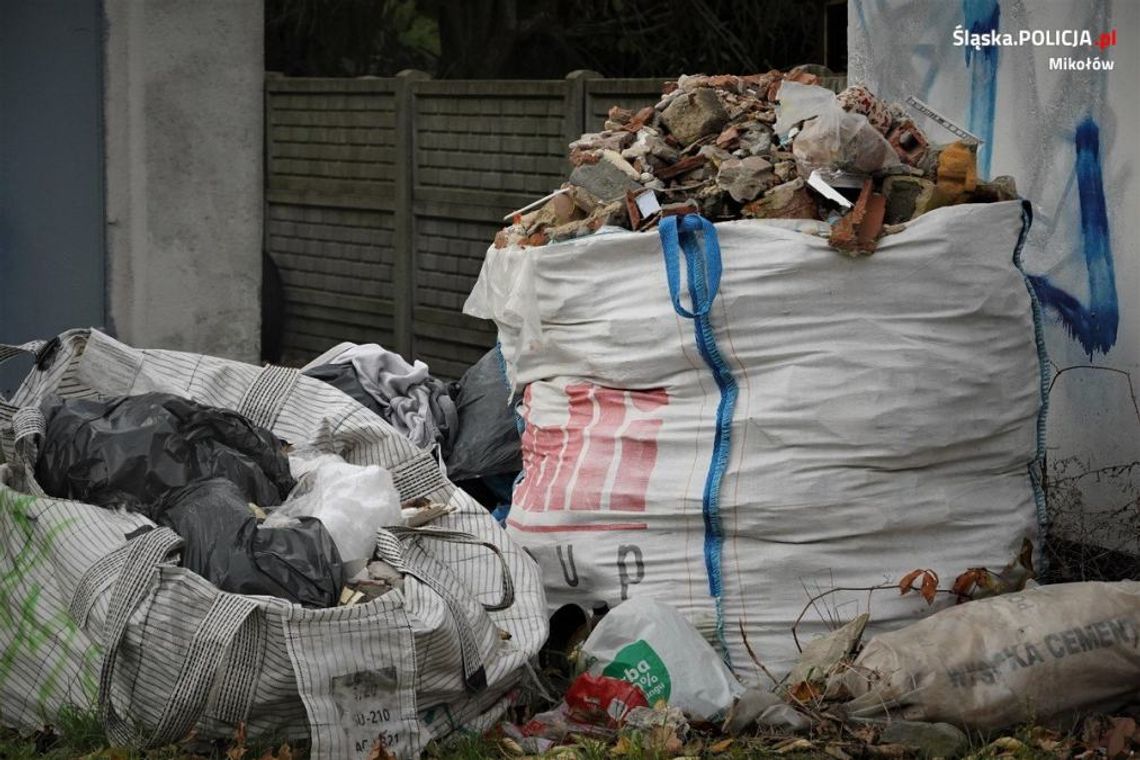 Przyjeżdżają i wyjmują worki z bagażnika. Chcą za to 10 tys. zł kary
