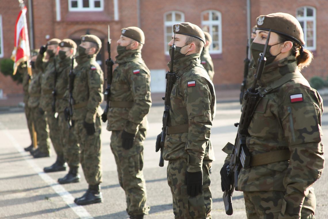 Wojskowa uroczystość nad Wisłą. Przysięga i pożegnanie dowódcy Wojskowa uroczystość nad Wisłą. Przysięga i pożegnanie dowódcy