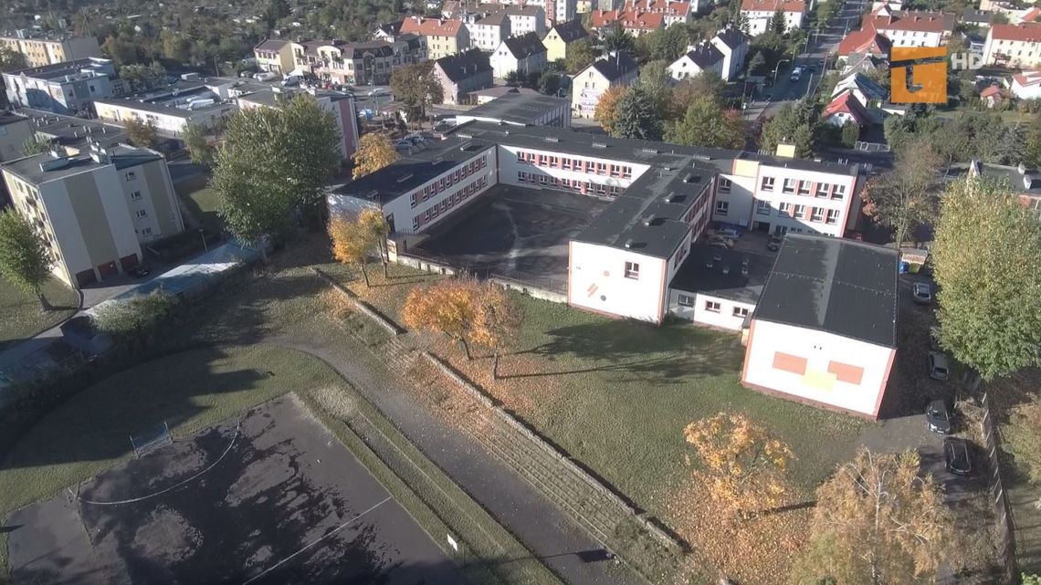 Schron zamiast boiska? Brządkowski tłumaczy