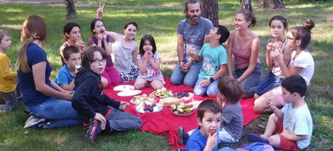 "Siła tkwi w małych gestach" - zbiórka funduszy na obóz letni dla dzieci z ośrodka dla cudzoziemców [ROZMOWA]