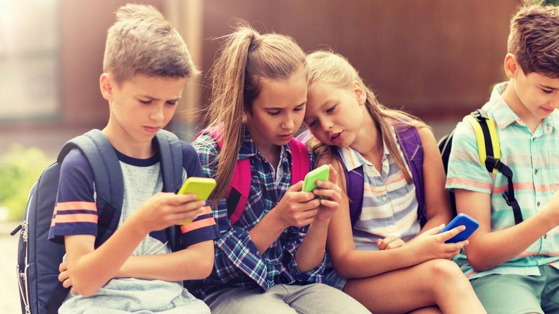 Smartfony w szkołach. Wiemy, co rodzice sądzą o zakazie korzystanie z nich