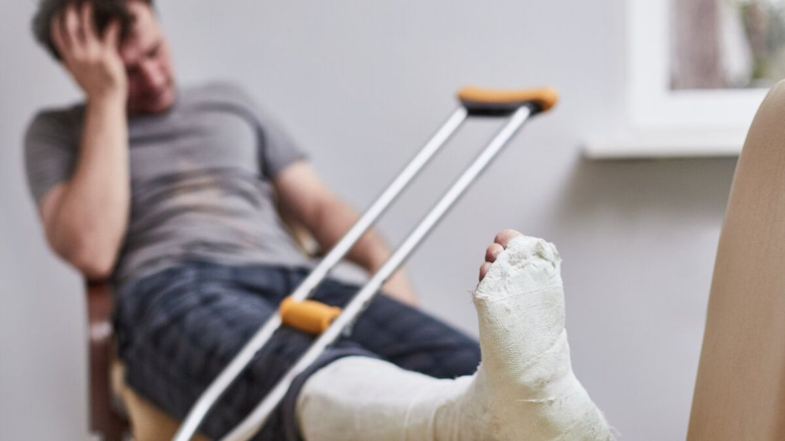 Sposób na zimowe chodniki. Chód pingwina może nam pomóc