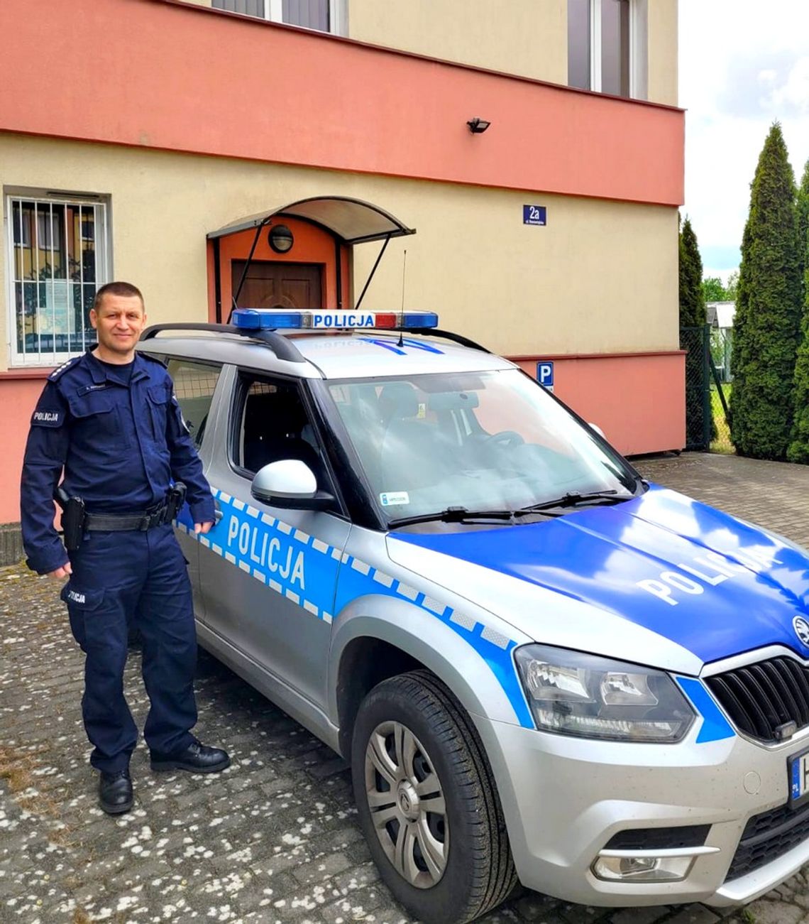 Starogard Gdański: Kierownik Posterunku Policji w Kaliskach w czasie wolnym od służby odnalazł dwie zagubione w lesie 13-latki