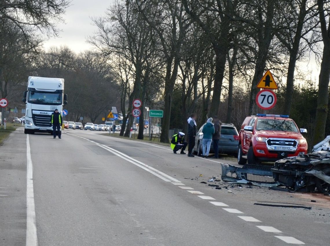 Sucumin: Czołowe zderzenie osobówki z ciężarówką. Kierowca w szpitalu