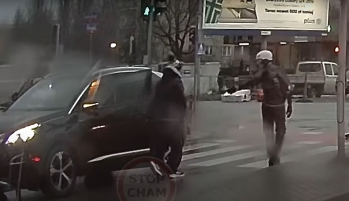 SUV-em na czerwonym świetle. Tym razem to rowerzysta był agresywny [WIDEO]