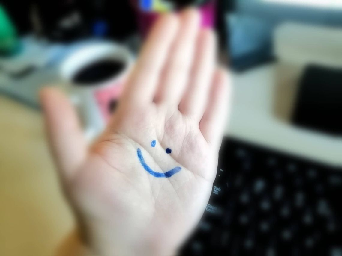 Światowy Dzień Adopcji. Namaluj na dłoni uśmiechniętą buźkę! 