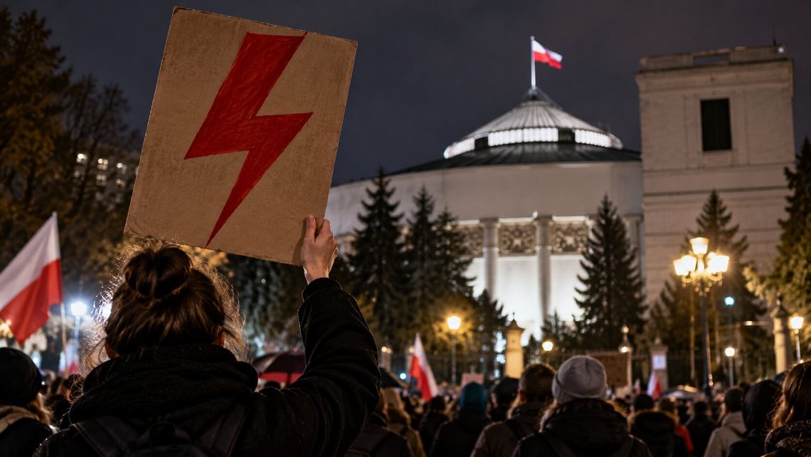 Sześć lat temu Polska wyszła na ulice. Teraz Sejm odwraca skutki wyroku TK Sześć lat temu Polska wyszła na ulice. Teraz Sejm odwraca skutki wyroku TK