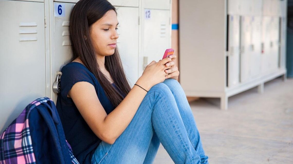 Szkoły coraz częściej ograniczają uczniom korzystanie z telefonów komórkowych Szkoły coraz częściej ograniczają uczniom korzystanie z telefonów komórkowych