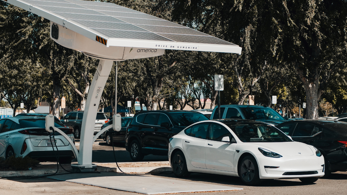 Szybko rośnie liczba elektryków i aut zasilanych wodorem