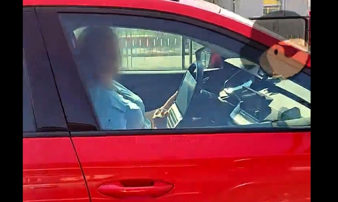 Ta pani ma kłopoty przez jeden film. Nagrali, jak prowadzi samochód [WIDEO]