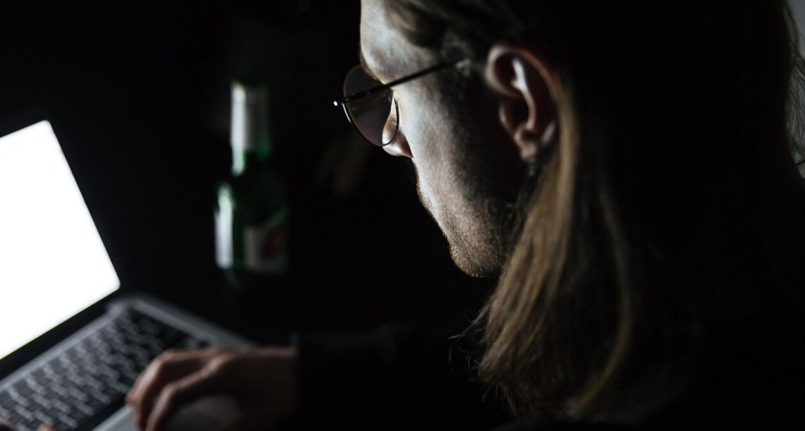 Tak przejmują konta WhatsApp. Cyberatak na Żabkę