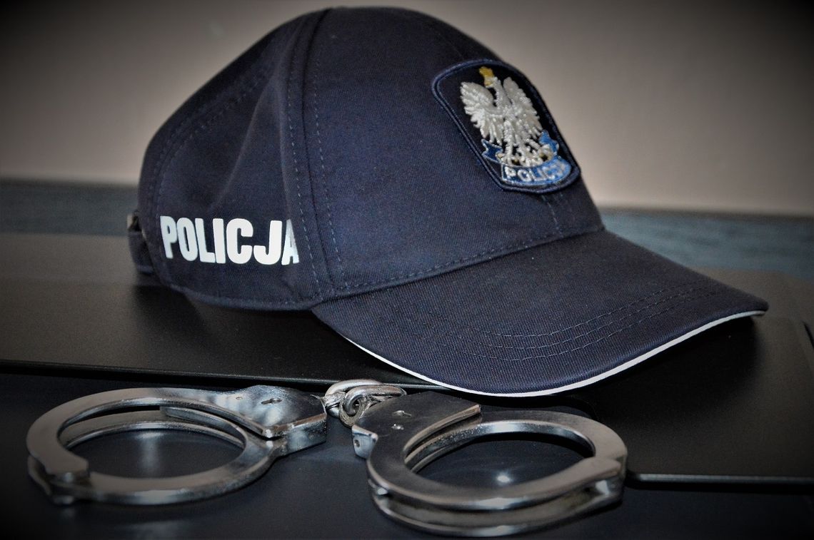 Tczew: 25-latek ukradł 8 butelek z alkoholem ze sklepu samoobsługowego Tczew: 25-latek ukradł 8 butelek z alkoholem ze sklepu samoobsługowego