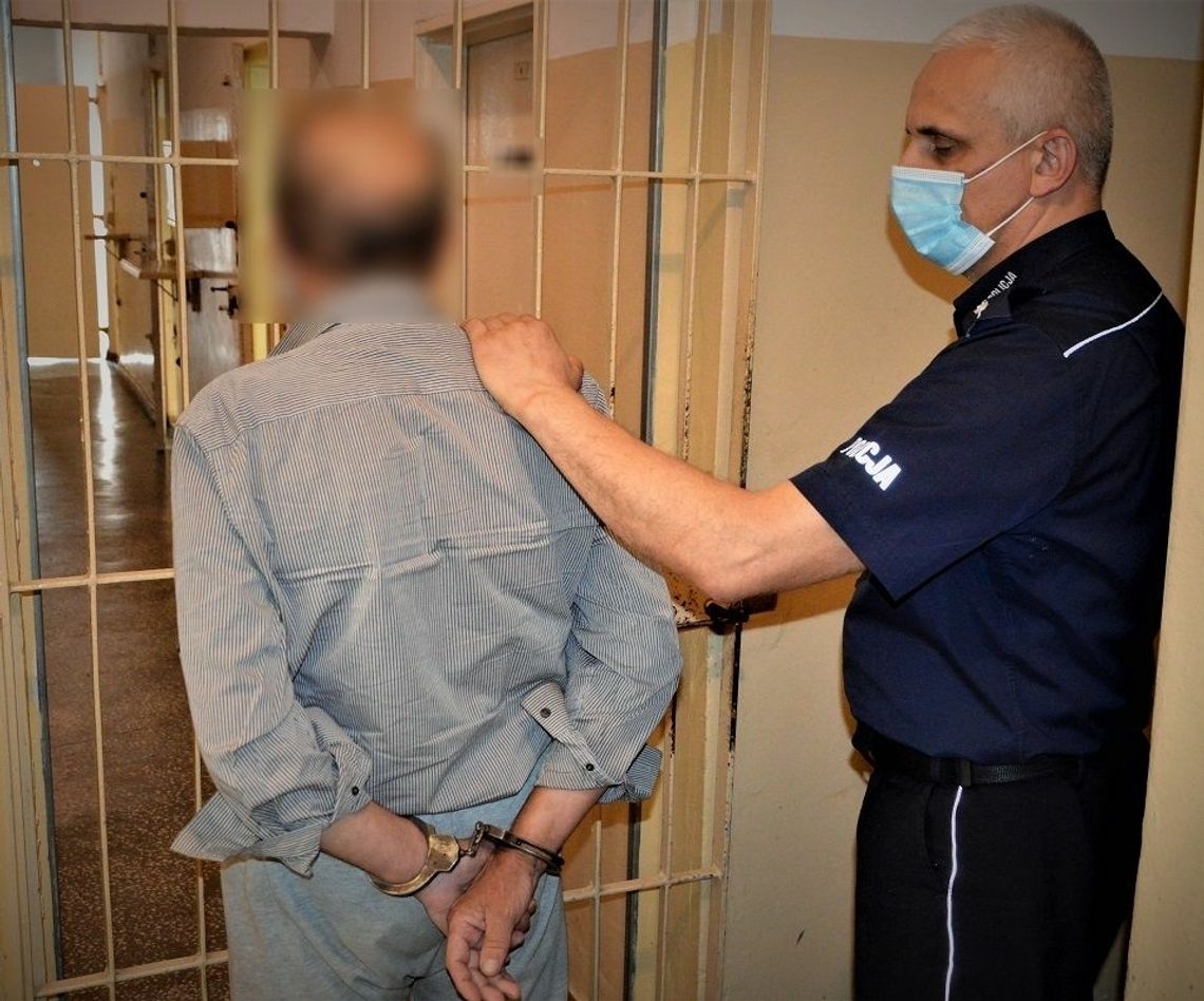 Tczew: 64-latek próbował wtargnąć do mieszkania matki. Miał zakaz zbliżania się do kobiety Tczew: 64-latek próbował wtargnąć do mieszkania matki. Miał zakaz zbliżania się do kobiety