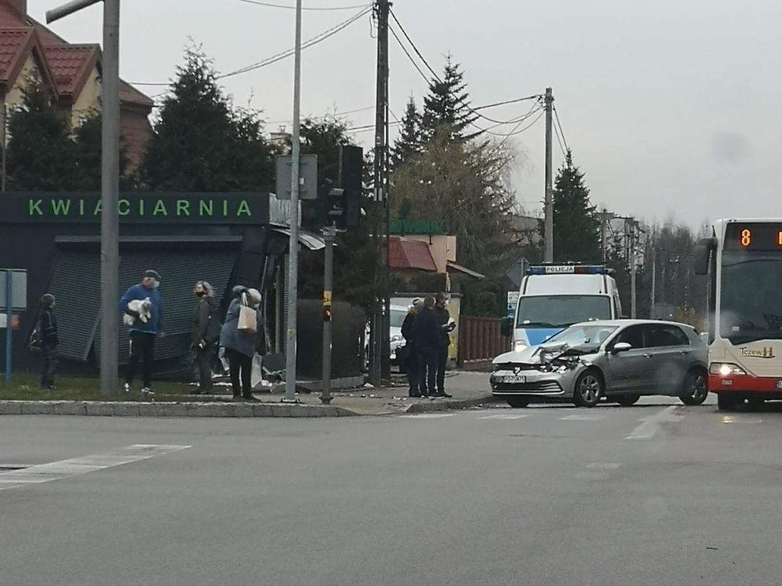 Tczew: Ciągnik wjechał w kwiaciarnię. Poranna kolizja na Gdańskiej 