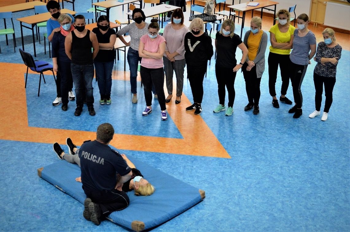 Tczew: Dzielnicowy przeprowadził warsztaty samoobrony dla pracowników socjalnych Tczew: Dzielnicowy przeprowadził warsztaty samoobrony dla pracowników socjalnych