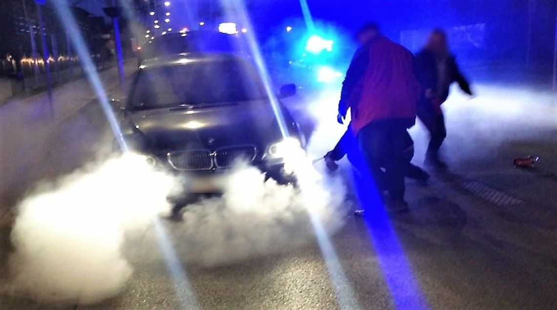 Tczew: Płonące auto na ul. Gdańskiej. Do akcji gaśniczej przystąpili dzielnicowi i inni kierowcy