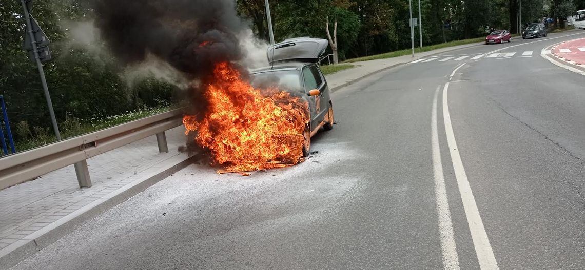 TCZEW: Płonące auto na ulicy 1 maja. W zdarzeniu nikt nie ucierpiał