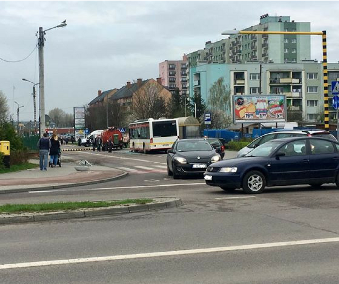 Tczew: Poważny wypadek przy alei Kociewskiej. Samochód dostawczy wjechał w autobus [AKTUALIZACJA]