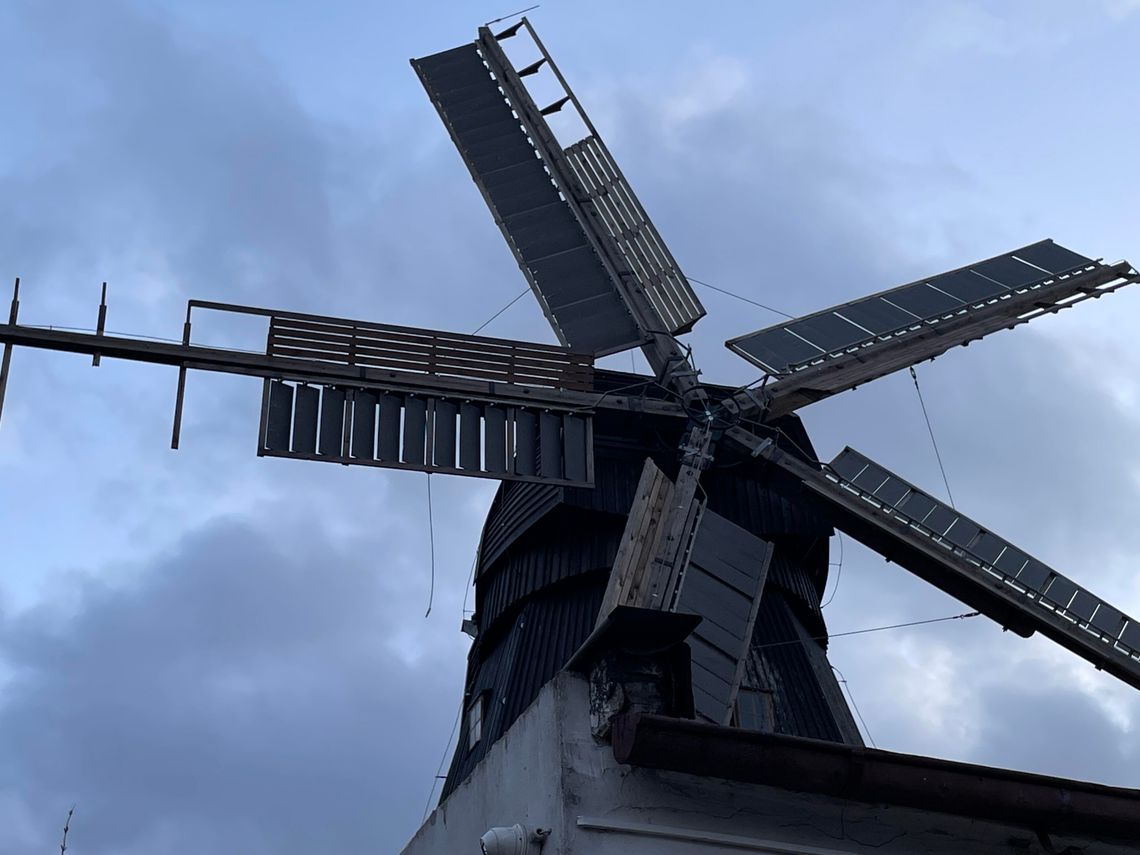 Tczew: Uszkodzenie zabytkowego wiatraka po niedawnej renowacji. Mechanizm uruchomił wiatr