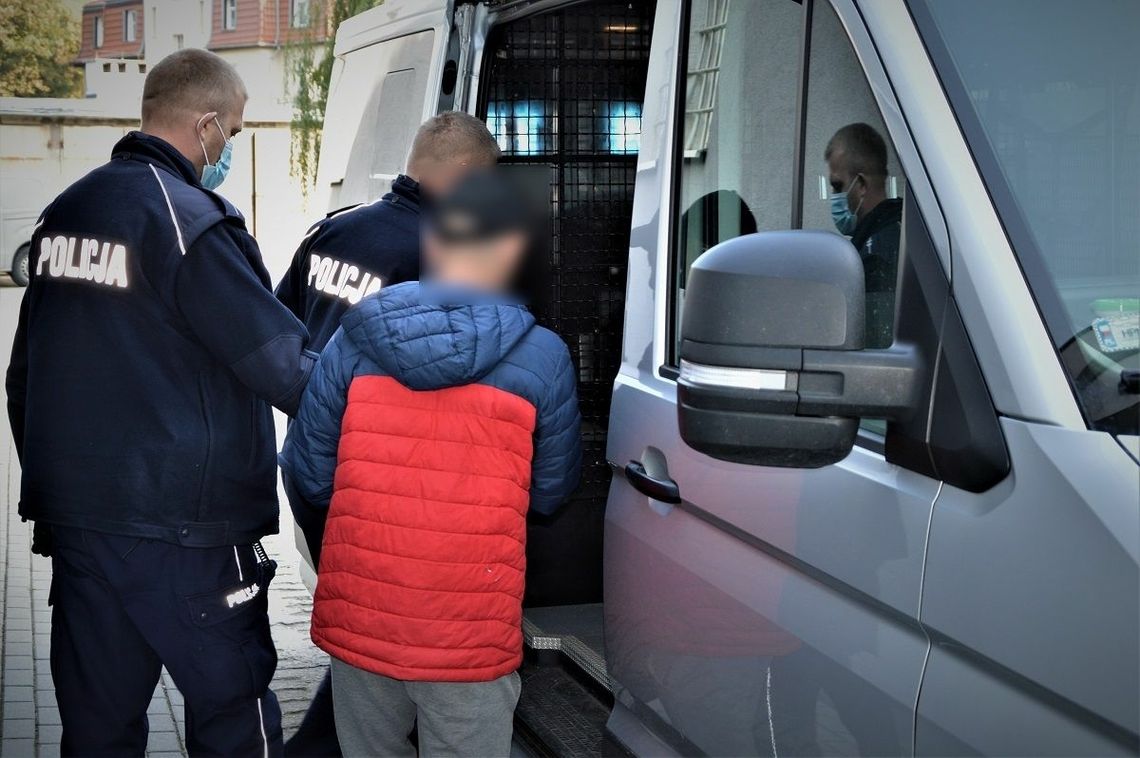 Tczew: Złodzieje czekolad usłyszeli zarzuty Tczew: Złodzieje czekolad usłyszeli zarzuty