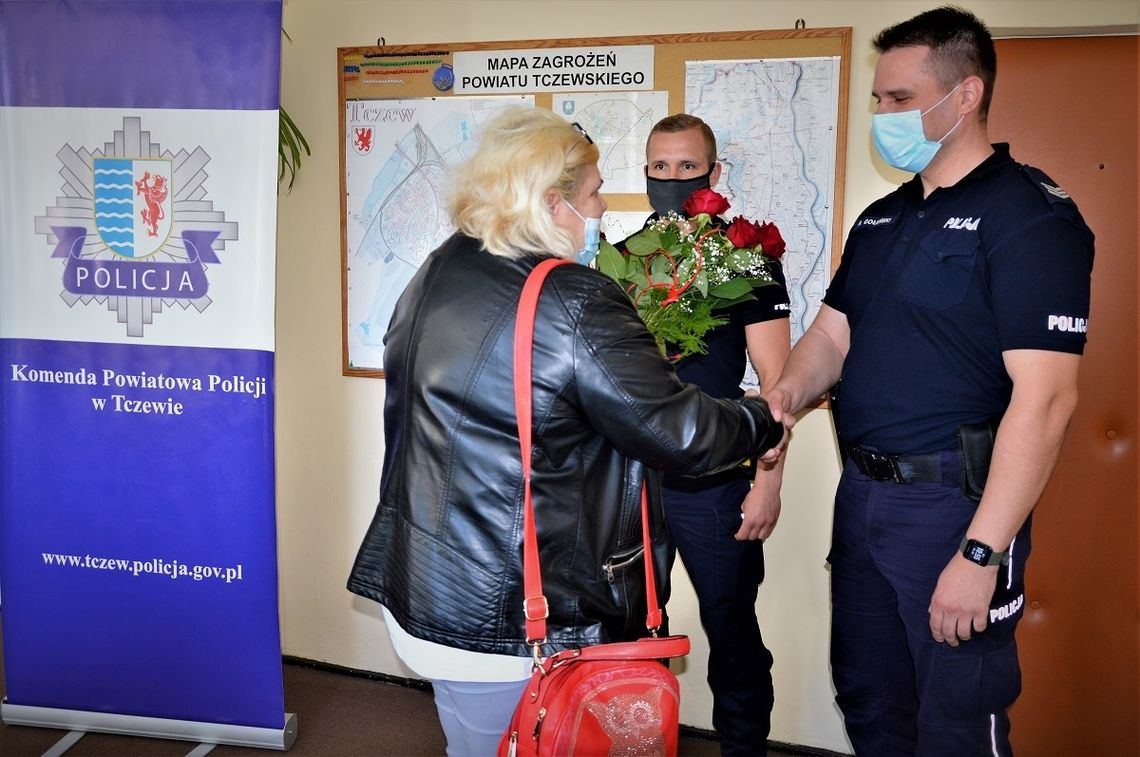 Tczewianka podziękowała policjantom za zaopiekowanie się wnuczkiem. Funkcjonariusze zostali z nim, gdy trafiła do szpitala