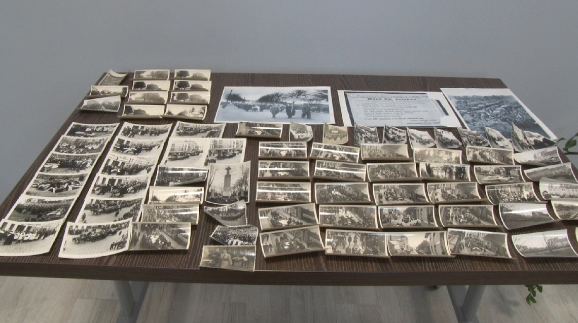 Tczewska biblioteka powiększyła swoje zbiory o kilkadziesiąt zdjęć z pogrzebu ofiar niemieckiej zbrodni na terenie dawnych koszar