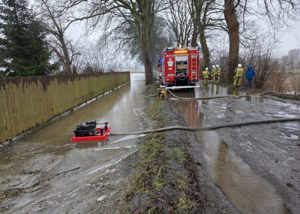Topniejący śnieg zalewa Polskę. Setki interwencji strażaków Topniejący śnieg zalewa Polskę. Setki interwencji strażaków