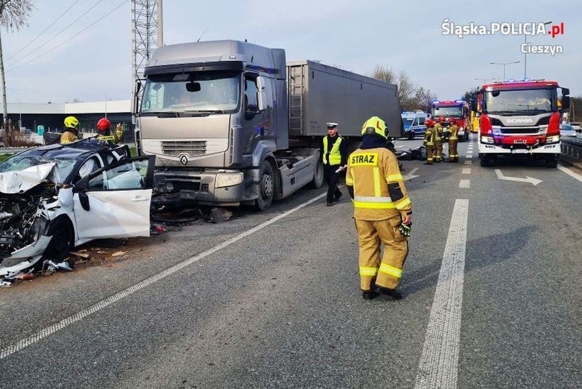 Tragiczny wypadek. Mercedes wbił się w ciężarówkę. Zginął znany biznesmen [WIDEO]