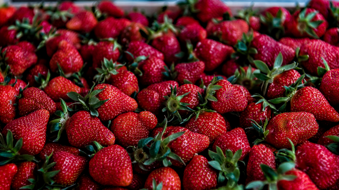 Truskawki w rękach klienta. Czy może je dotykać, kiedy chce?