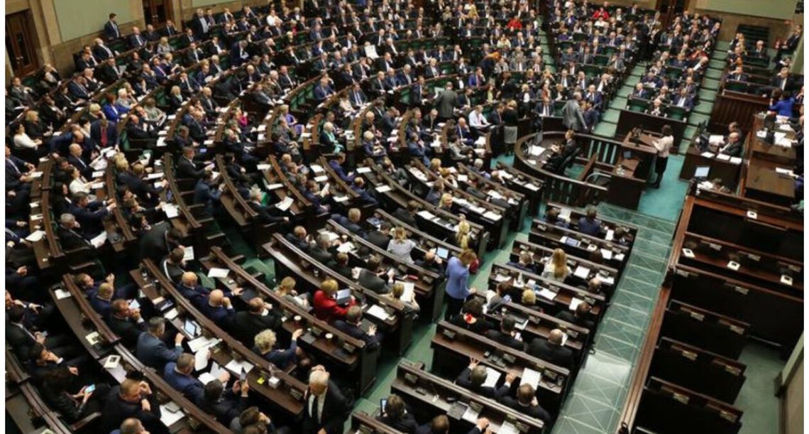 Tusk pierwszy, ale większość w Sejmie może mieć prawica Tusk pierwszy, ale większość w Sejmie może mieć prawica