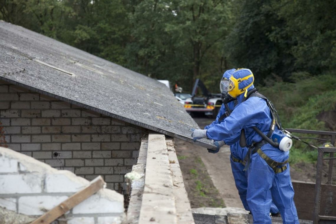 Tykająca bomba na polskich dachach. Z azbestem jeszcze długo sobie nie poradzimy [DANE Z WOJEWÓDZTW]