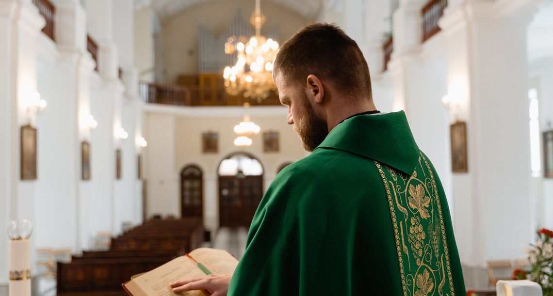 Tyle Polacy wrzucają na tacę. A na to idą pieniądze parafian