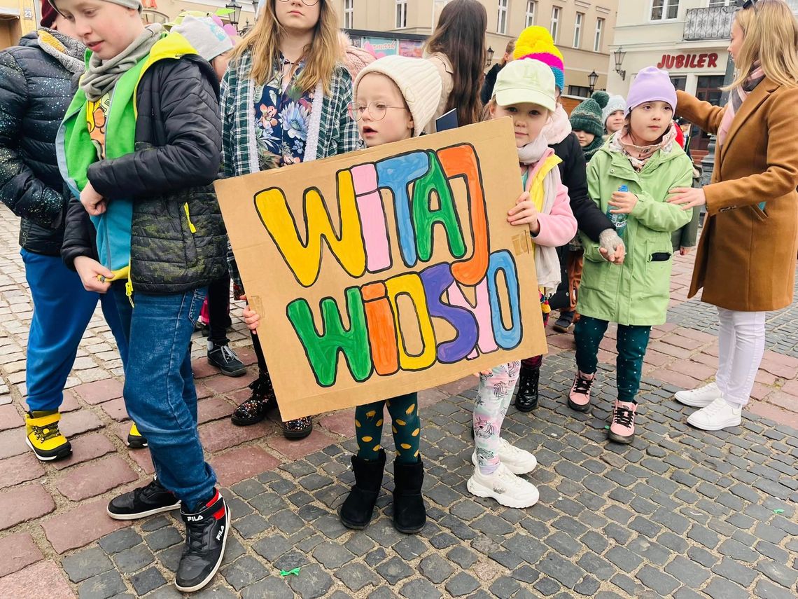 Wiosna, ach to Ty! Dzieci z tczewskich szkół i przedszkoli powitały nową porę roku [ZDJĘCIA]