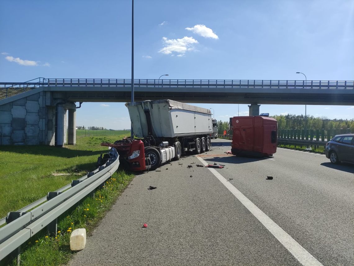 Wypadek na autostradzie A1. Zderzyły się dwa samochody ciężarowe