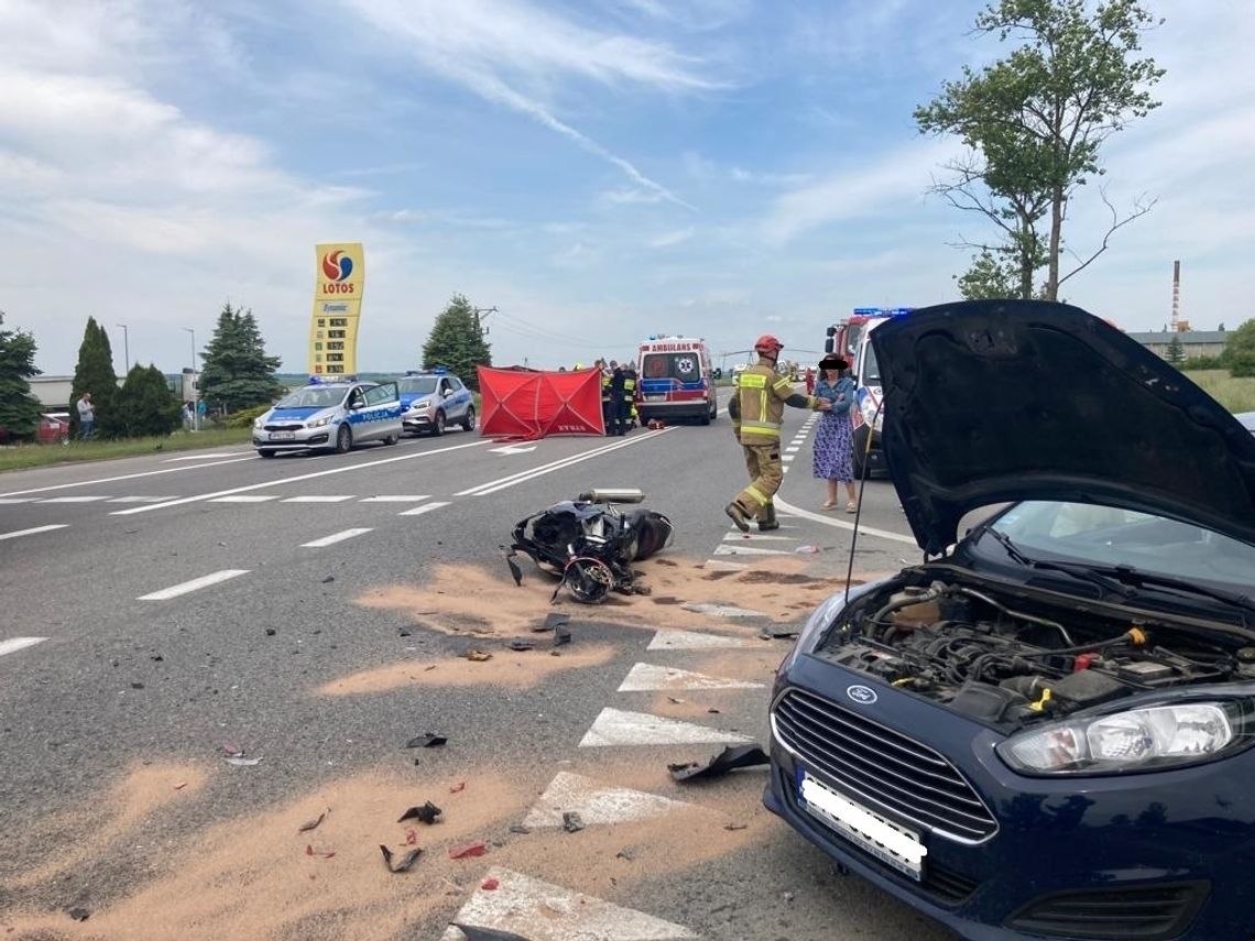 Wypadek na DK91 w Gniewie. Motocykl zderzył się z samochodem, dwie osoby są ranne