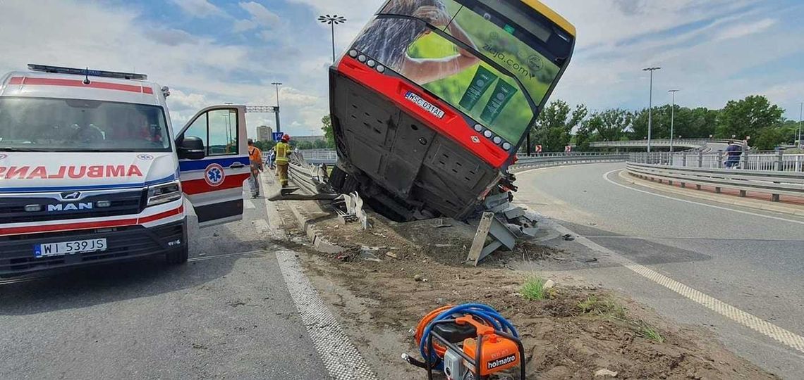 Wypadek. Znowu kierowca z zakazem. Już zjechał autobusem z mostu [WIDEO]