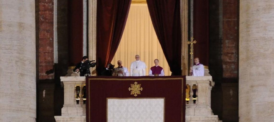 Za różaniec chcą kilkaset złotych. Tak zarabiają na papieżu Franciszku