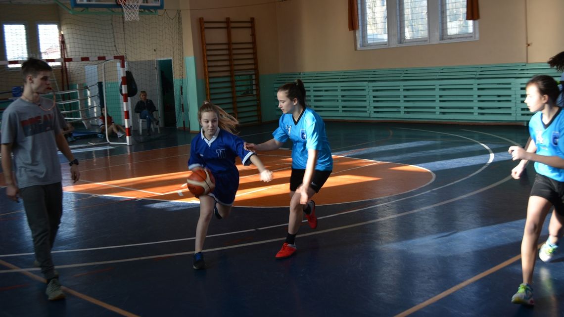 Zacięta rywalizacja na zawodach koszykówki w ramach Igrzysk Młodzieży Szkolnej