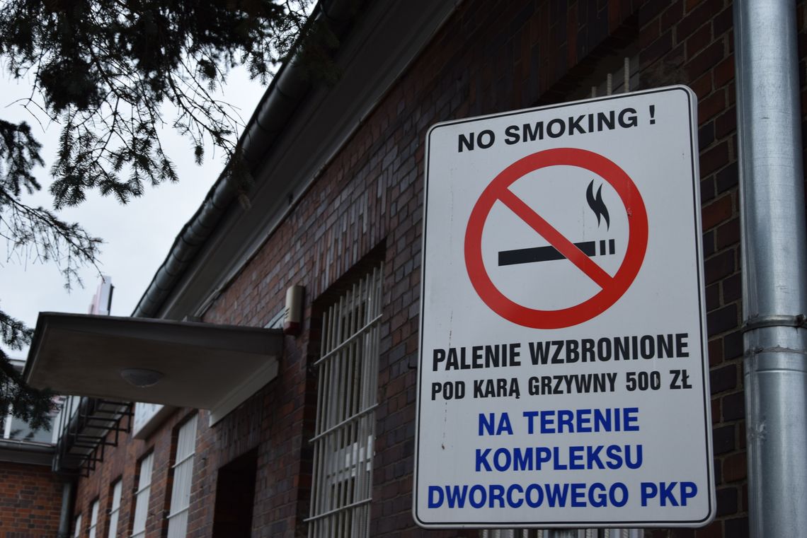 Zakaz palenia na dworcu PKP w Tczewie nagminnie łamany