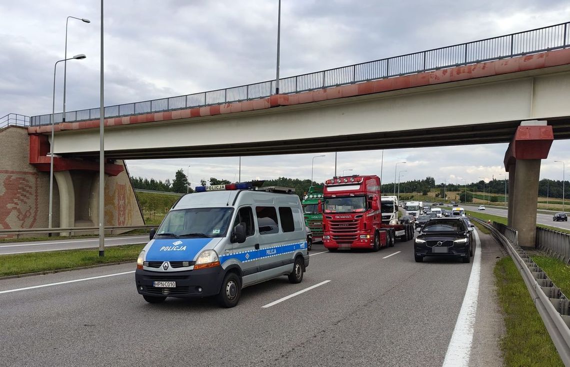 Zasnął w korku na obwodnicy. Nie tylko przez nudę, ale też przez promile Zasnął w korku na obwodnicy. Nie tylko przez nudę, ale też przez promile