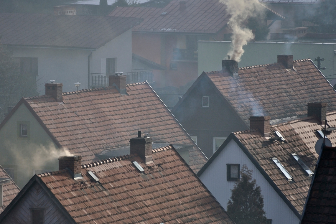 Zima ze smogiem. Duża grupa Polaków będzie paliła w piecach byle czym