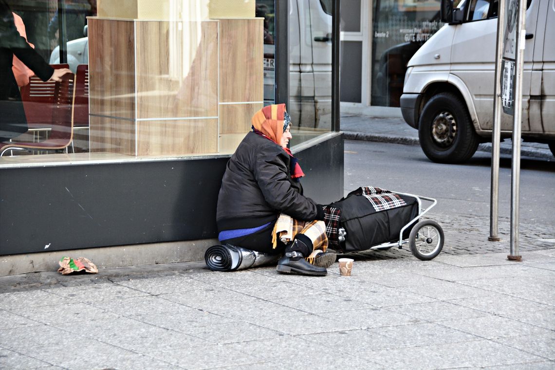 Zwróć uwagę na osoby bezdomne. Możesz im pomóc [ROZMOWA]