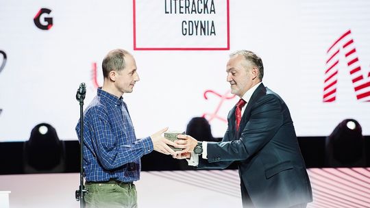 Laureat NLG 2017 Michał Sobol i prezydent Gdyni Wojciech Szczurek