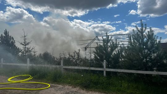 Pożar stodoły w Stanisławiu gaszony przez 11 zastępów Państwowej Straży Pożarnej w Tczewie