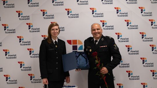 Grupa wolontariuszy roku Anna Chyła Tomasz Truszczyński Powiatowa Gala Wolontariatu.jpg