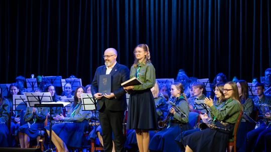 Prezydent Tczewa i przedstawicielka Harcerskiej Orkiestry Dętej.jpg